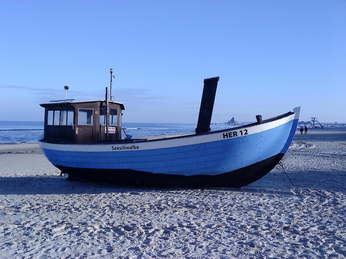 Blau-wei&szlig;es Fischerboot Seeschwalbe am Strand von Heringsdorf